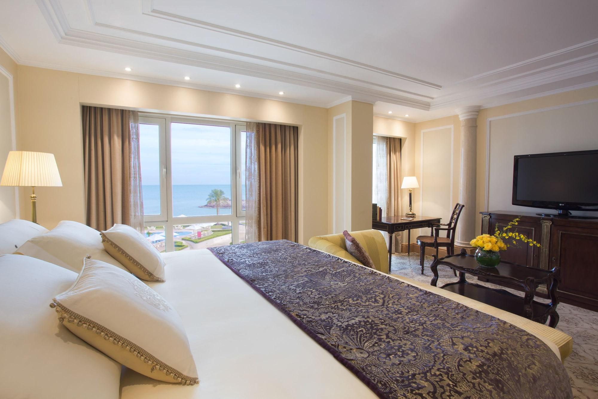 The Regency Hotel Kuwait Kuwait City Exteriér fotografie A suite at the hotel