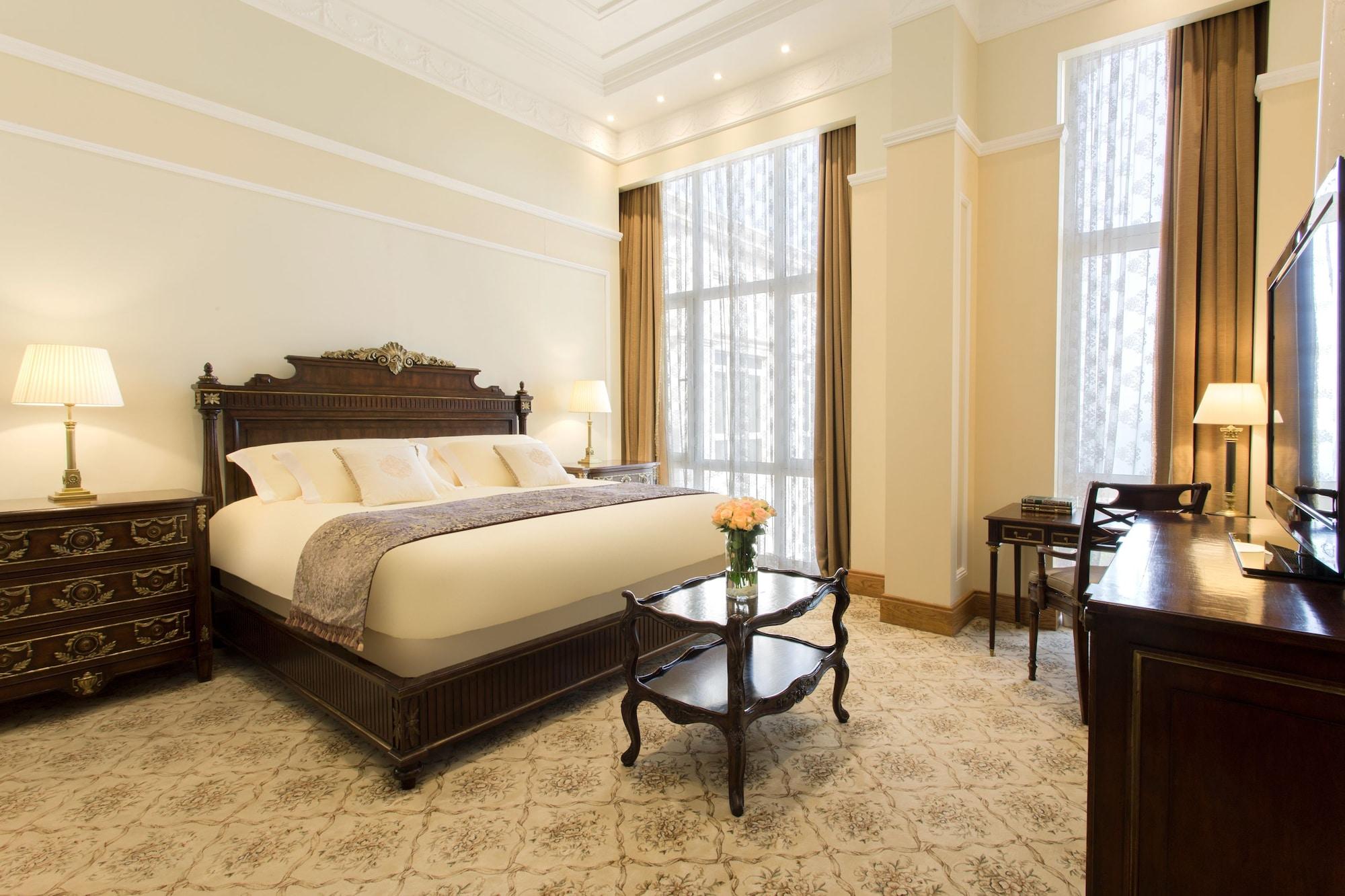 The Regency Hotel Kuwait Kuwait City Exteriér fotografie A bedroom at the hotel