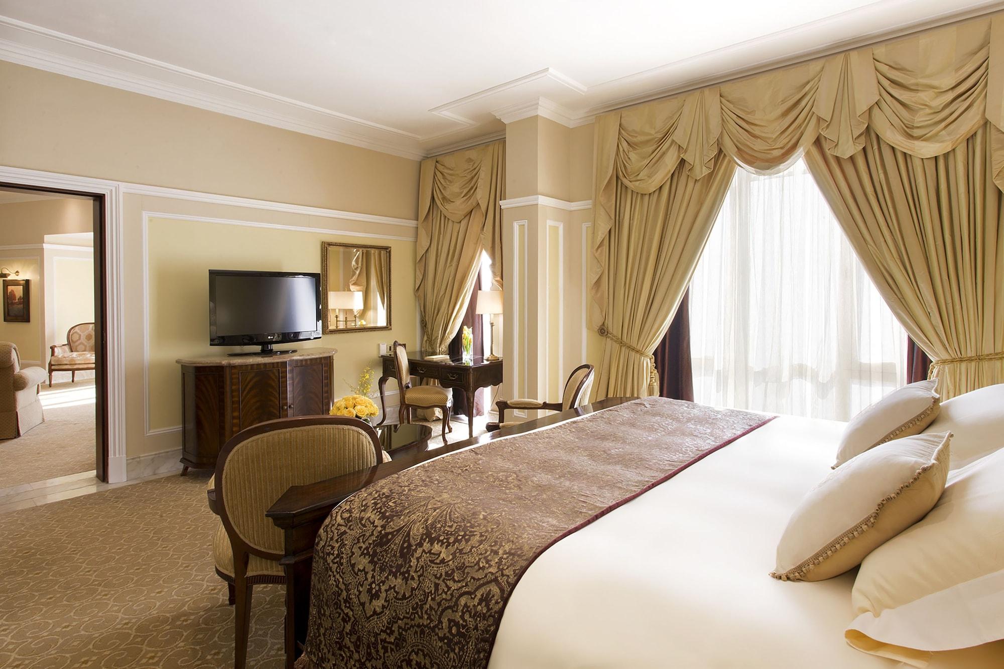 The Regency Hotel Kuwait Kuwait City Exteriér fotografie A bedroom at the hotel