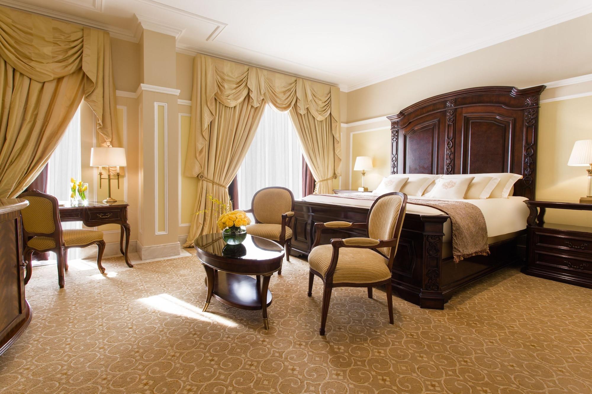 The Regency Hotel Kuwait Kuwait City Exteriér fotografie A bedroom at the Ritz-Carlton, Boston