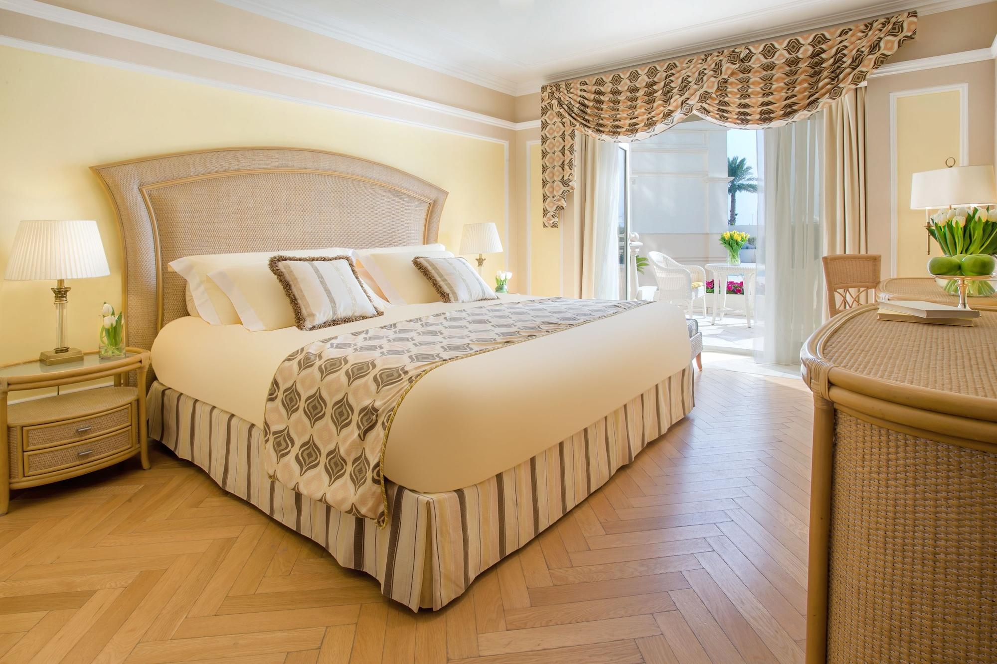 The Regency Hotel Kuwait Kuwait City Exteriér fotografie A bedroom at The Boca Raton Resort
