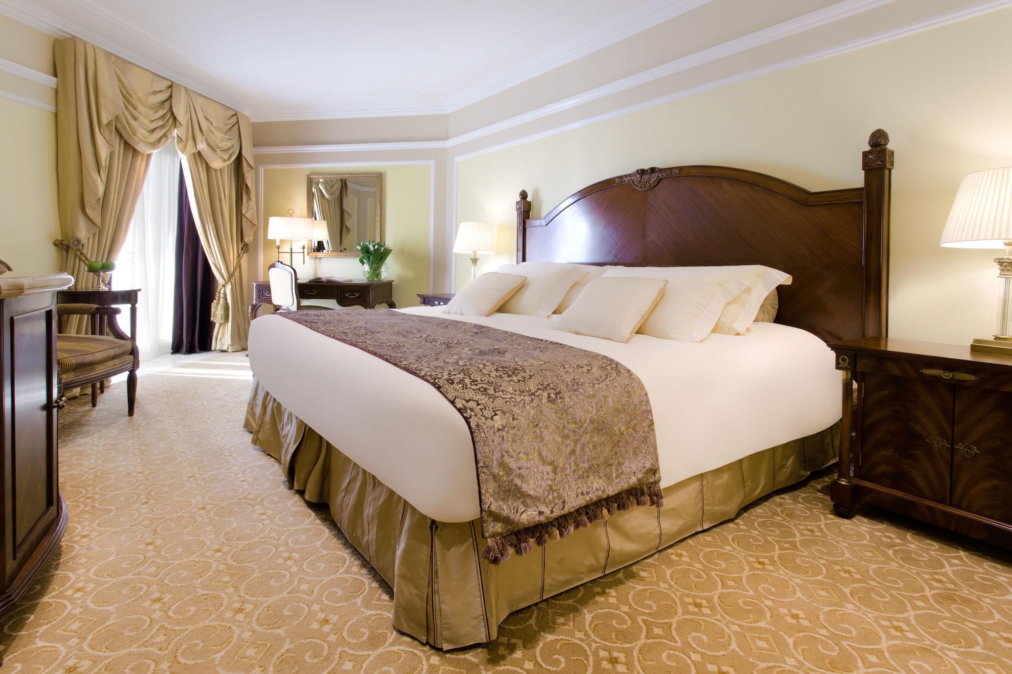 The Regency Hotel Kuwait Kuwait City Exteriér fotografie A guest room at the Four Seasons Hotel