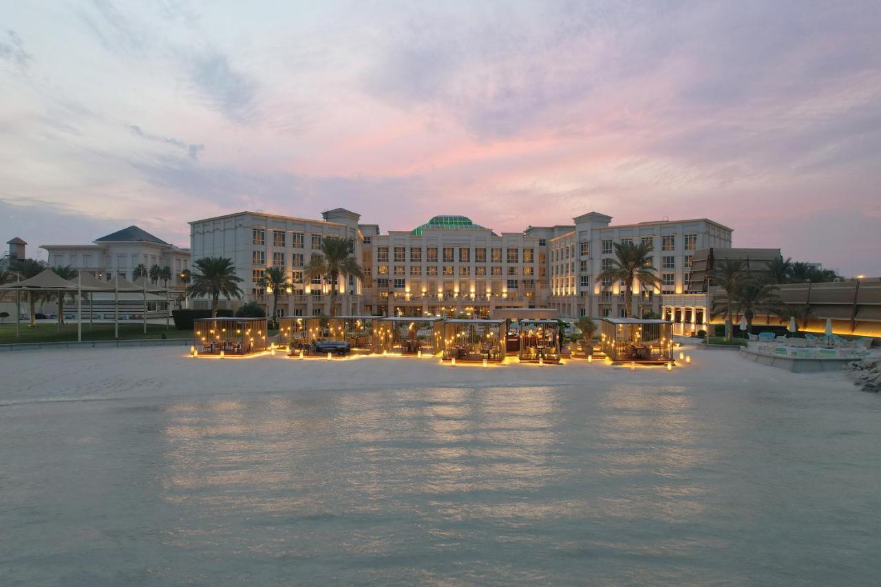 The Regency Hotel Kuwait Kuwait City Exteriér fotografie The Fairmont Hotel in the evening