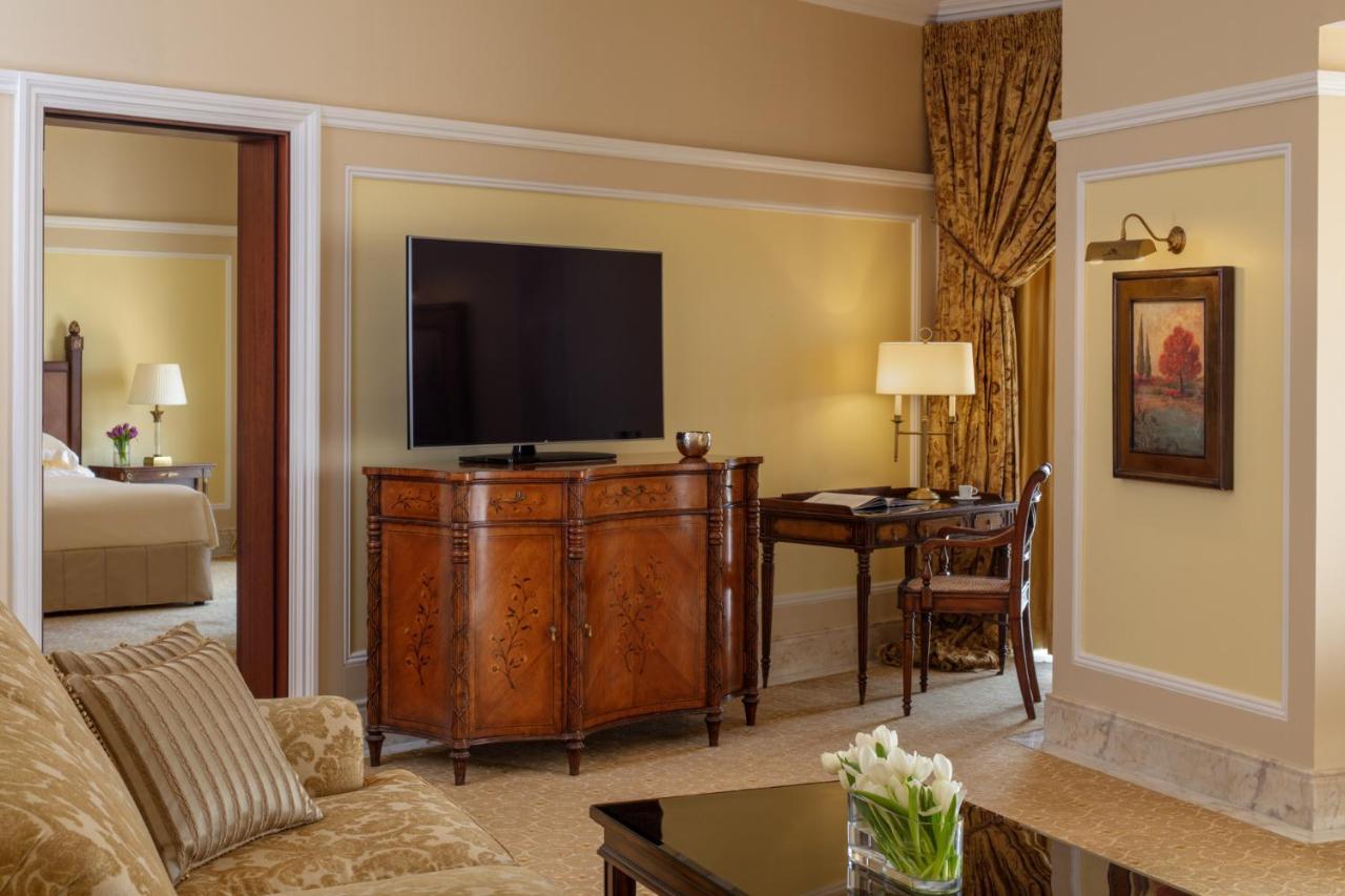 The Regency Hotel Kuwait Kuwait City Exteriér fotografie A suite at the Ritz-Carlton, Boston