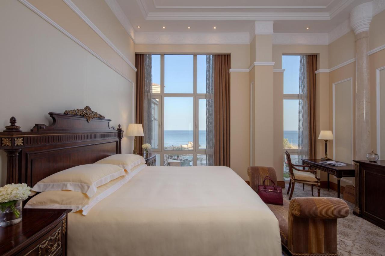 The Regency Hotel Kuwait Kuwait City Exteriér fotografie A bedroom at the hotel