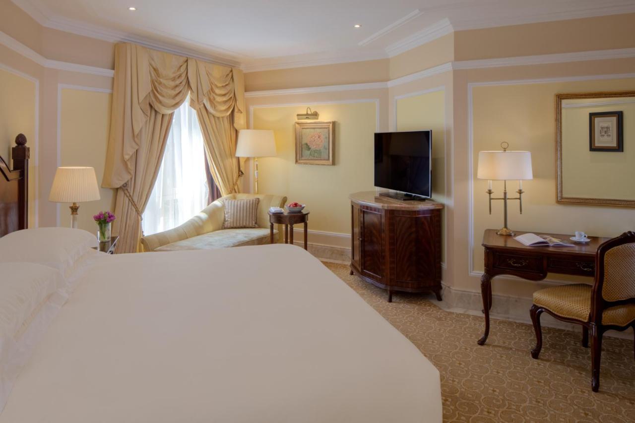 The Regency Hotel Kuwait Kuwait City Exteriér fotografie A room at the hotel