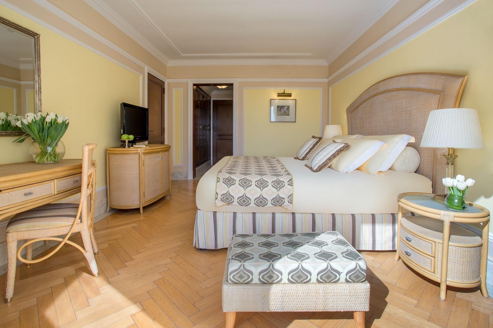 The Regency Hotel Kuwait Kuwait City Exteriér fotografie A room at the hotel
