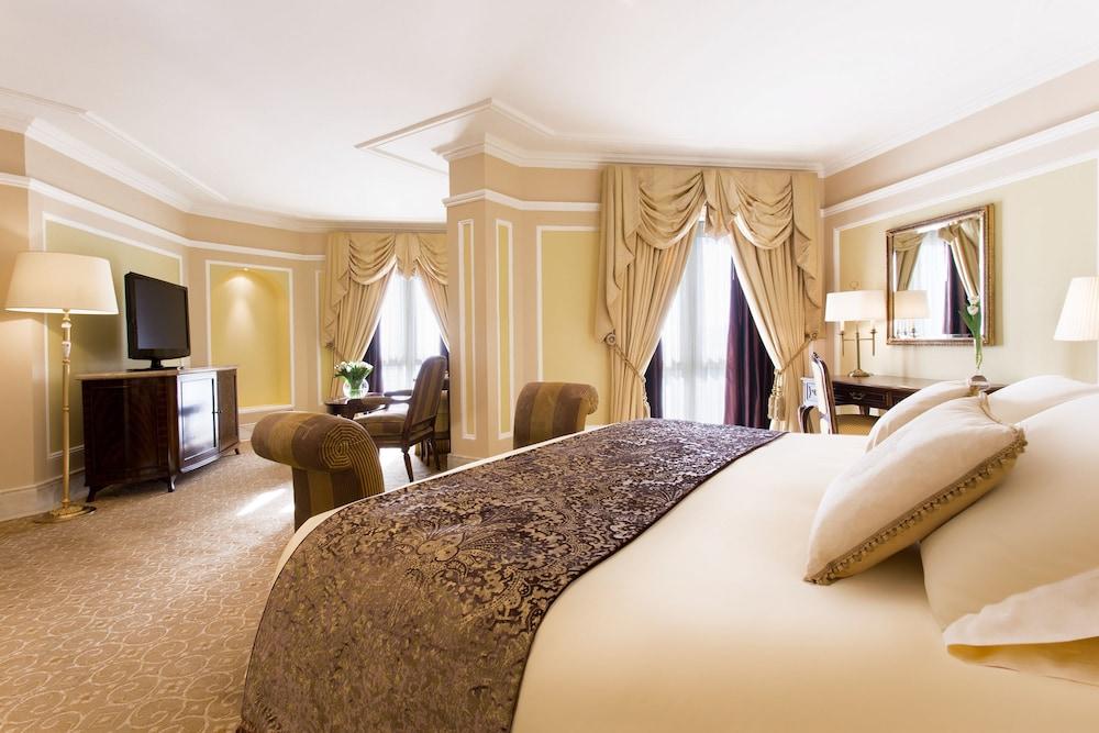 The Regency Hotel Kuwait Kuwait City Exteriér fotografie A suite at the Four Seasons Hotel, London