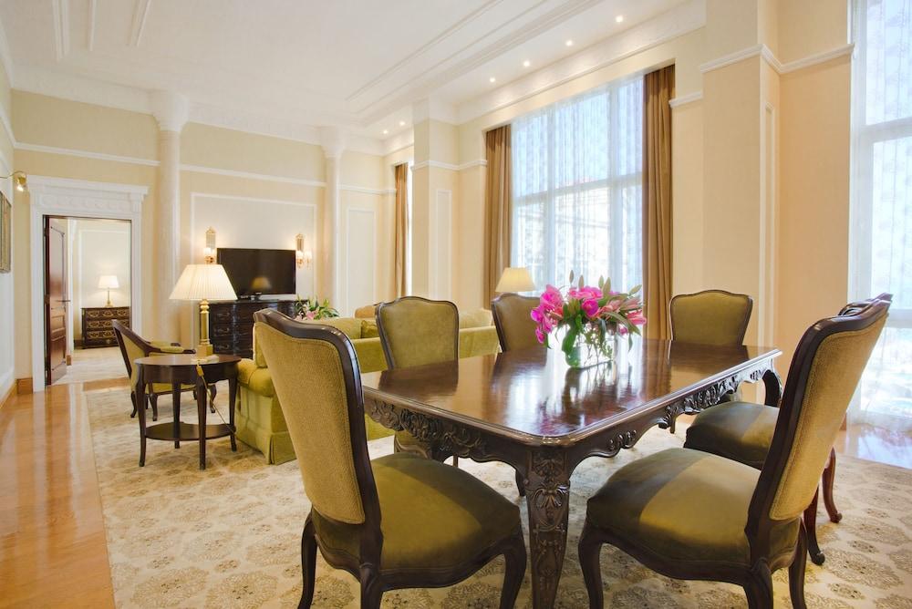 The Regency Hotel Kuwait Kuwait City Exteriér fotografie The interior of a suite at the Ritz-Carlton, Boston