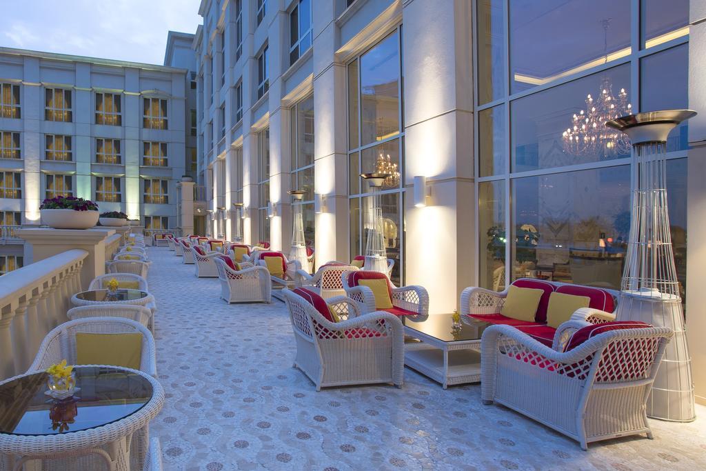 The Regency Hotel Kuwait Kuwait City Exteriér fotografie The lounge at the top of the hotel